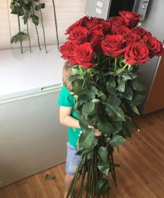 17 длинных роз 110 см 