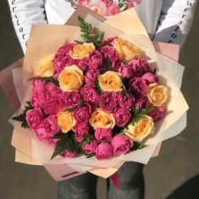 Пионовидные кремовые кустовые розы. 